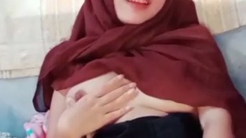 Remaja Hijab Buka Kancing Baju Omek Bikin Halu