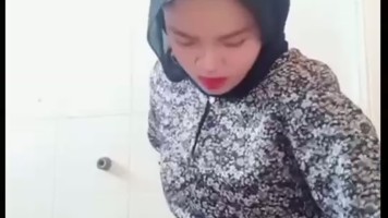 Bokep Premium Cewek Berkerudung Colmek Pake Terong Jumbo Sendirian