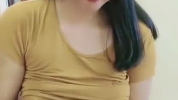 Lita Janda Manis Pake Topi Omek Menggoda